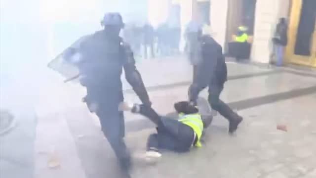 Våldsamma demonstrationer i Paris