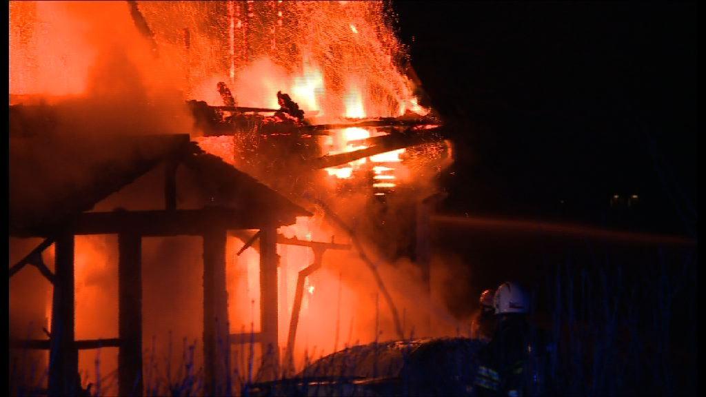 En kvinna saknas efter kraftig villabrand