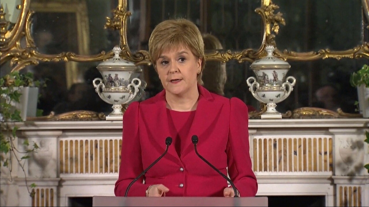 Sturgeon: "Skotska folket ska få välja: Brexit eller självständighet"