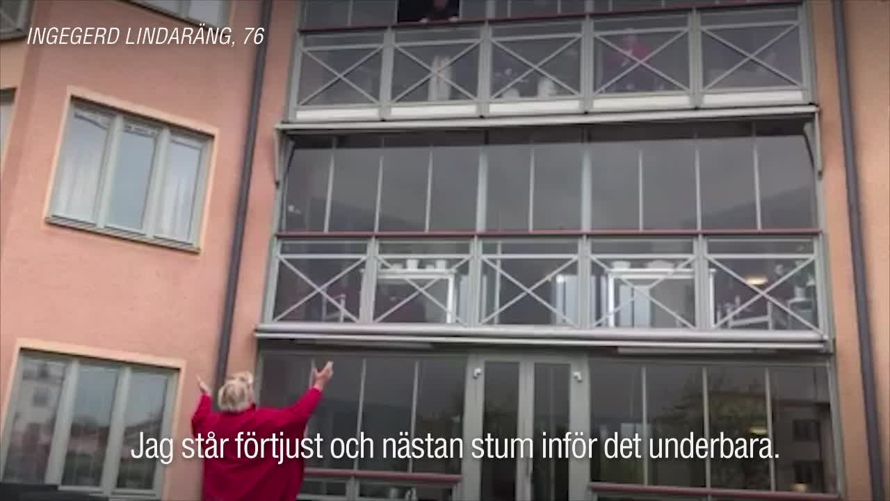 Här läser Ingegerd, 76, dikter för sin man – nedanför balkongen