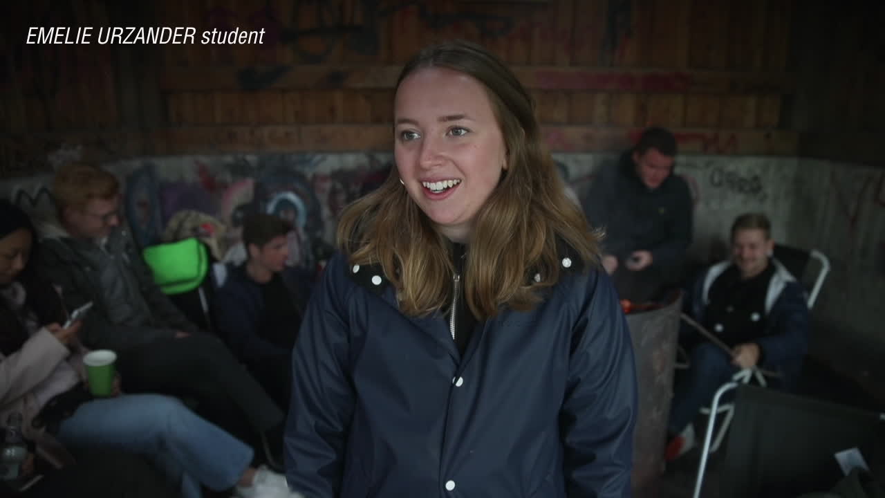 Studenter fly gödslet i stadsparken - festar i vindskydd