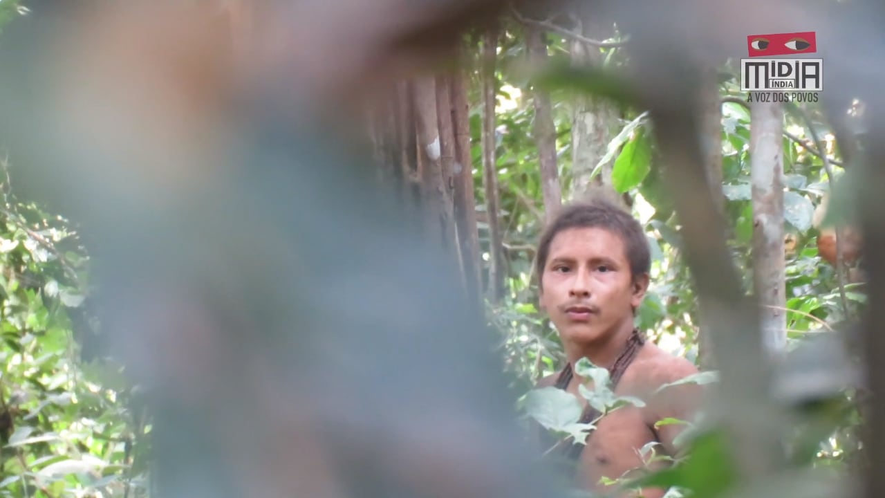 Här fångas ursprungsstammen på film i Amazonas