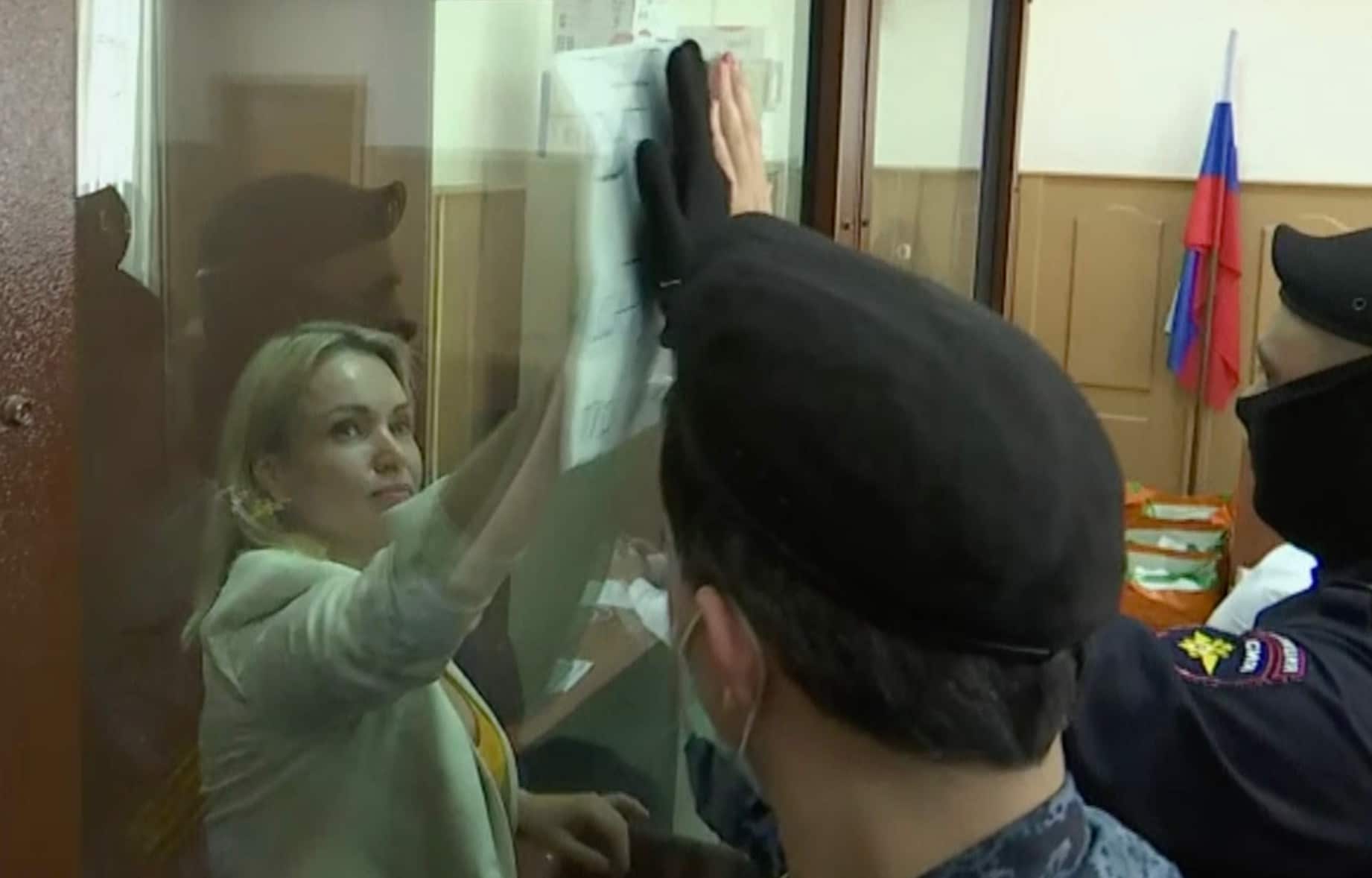 Ryske journalistens nya Putin-protest i rättssalen