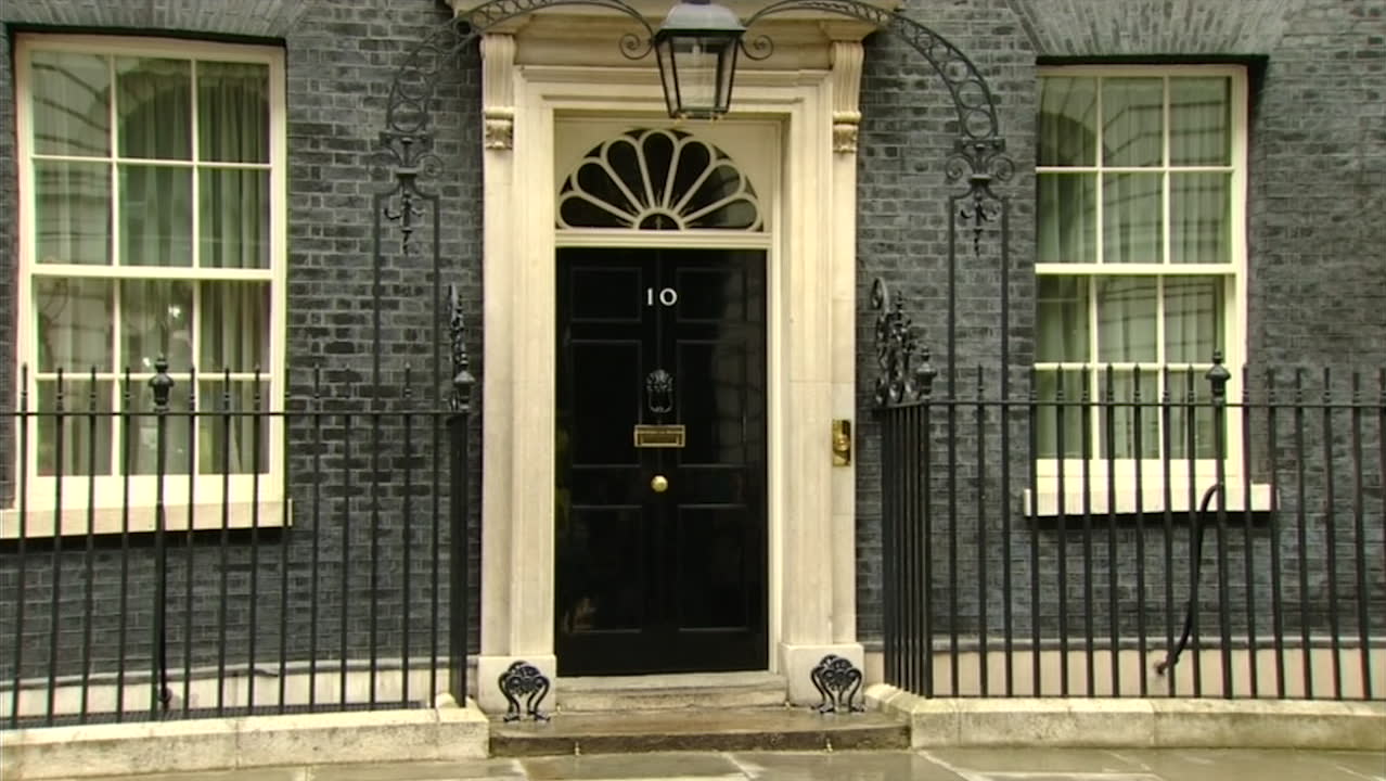 Världspressen väntar på Theresa May – men får fyrbent överraskning