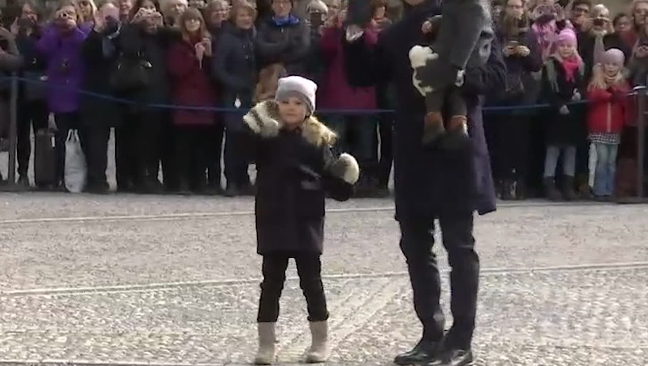 Här firar Estelle mammas namnsdag