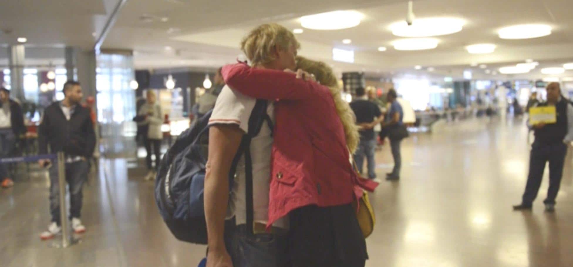 Här landar Blå Lagunens skådespelare – se kärleksparets återförening