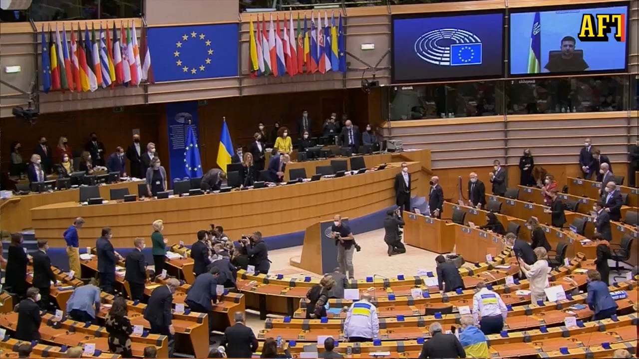 Här mottas Zelenskyj med stående ovationer i EU-parlamentet
