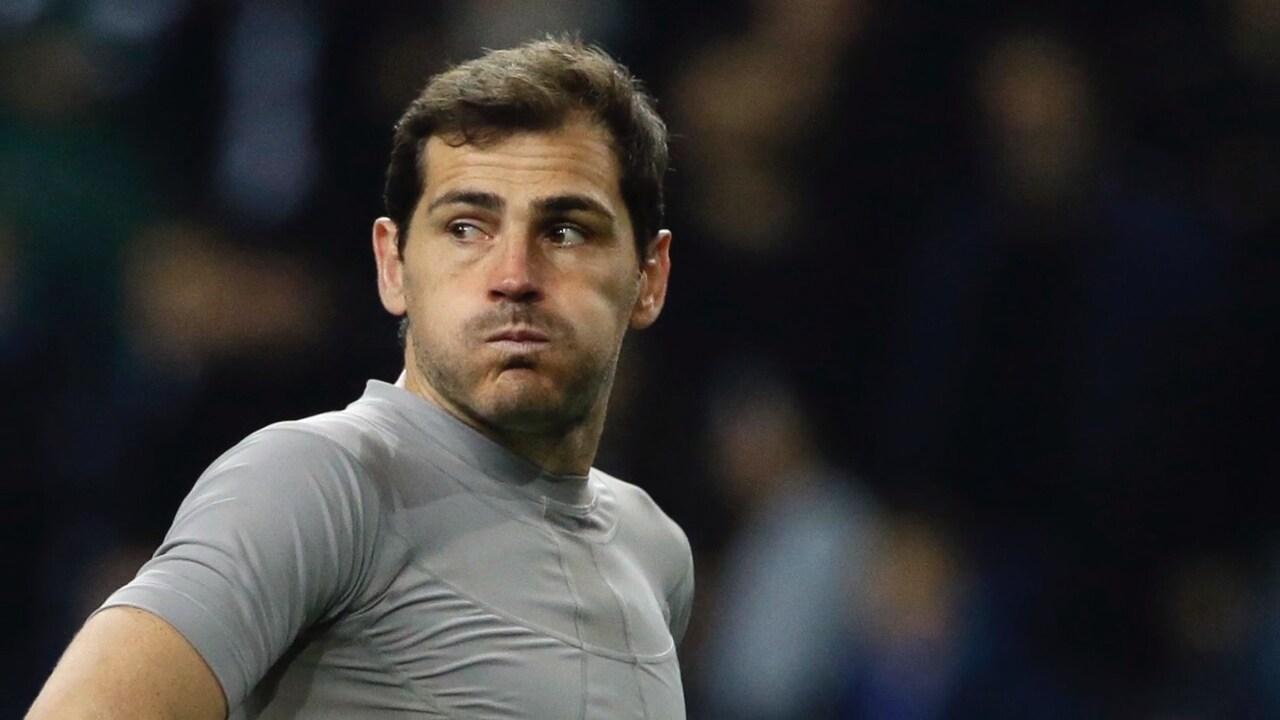 Stjärnmålvakten Iker Casillas förd till sjukhus