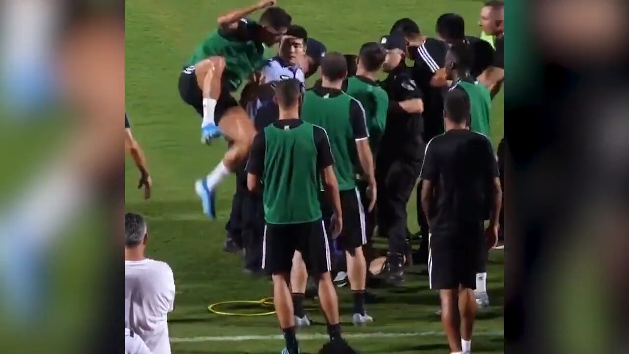 Ska gripa planstormaren – blir påhoppad av Ronaldo