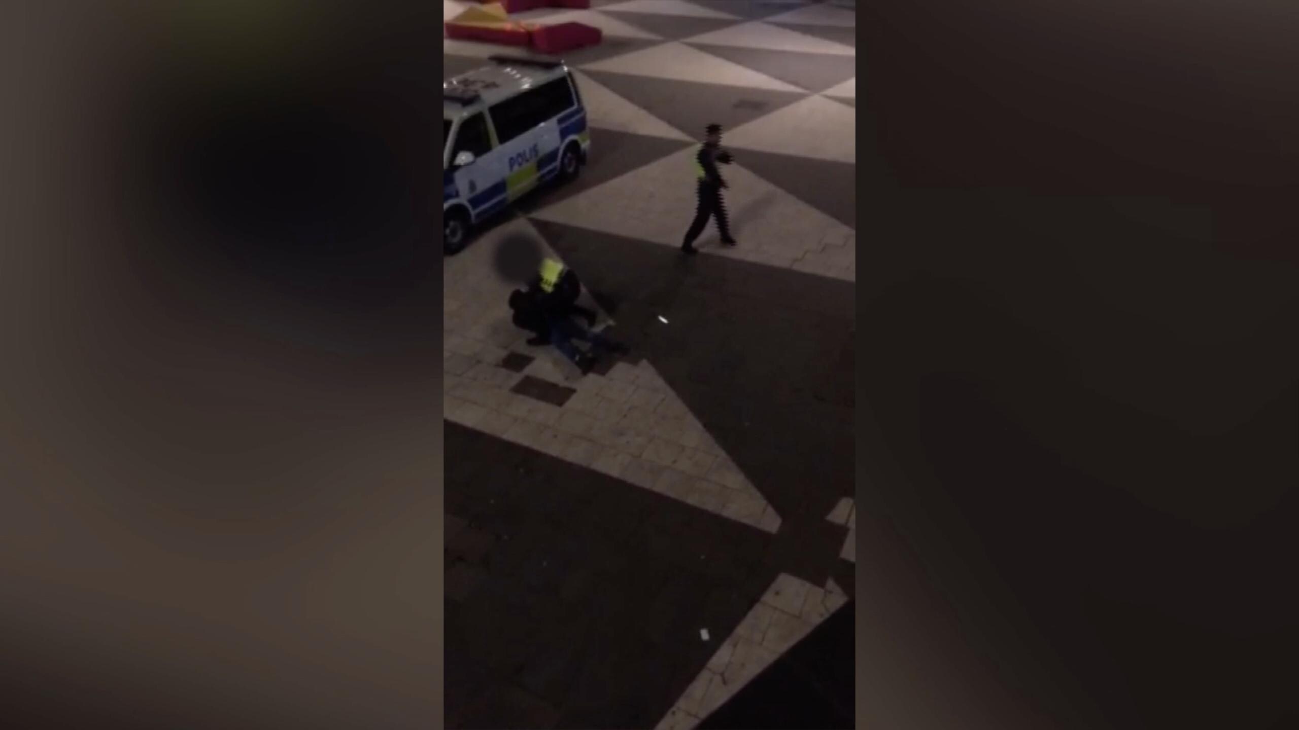 Polis sköt knivbeväpnad man på Sergels torg