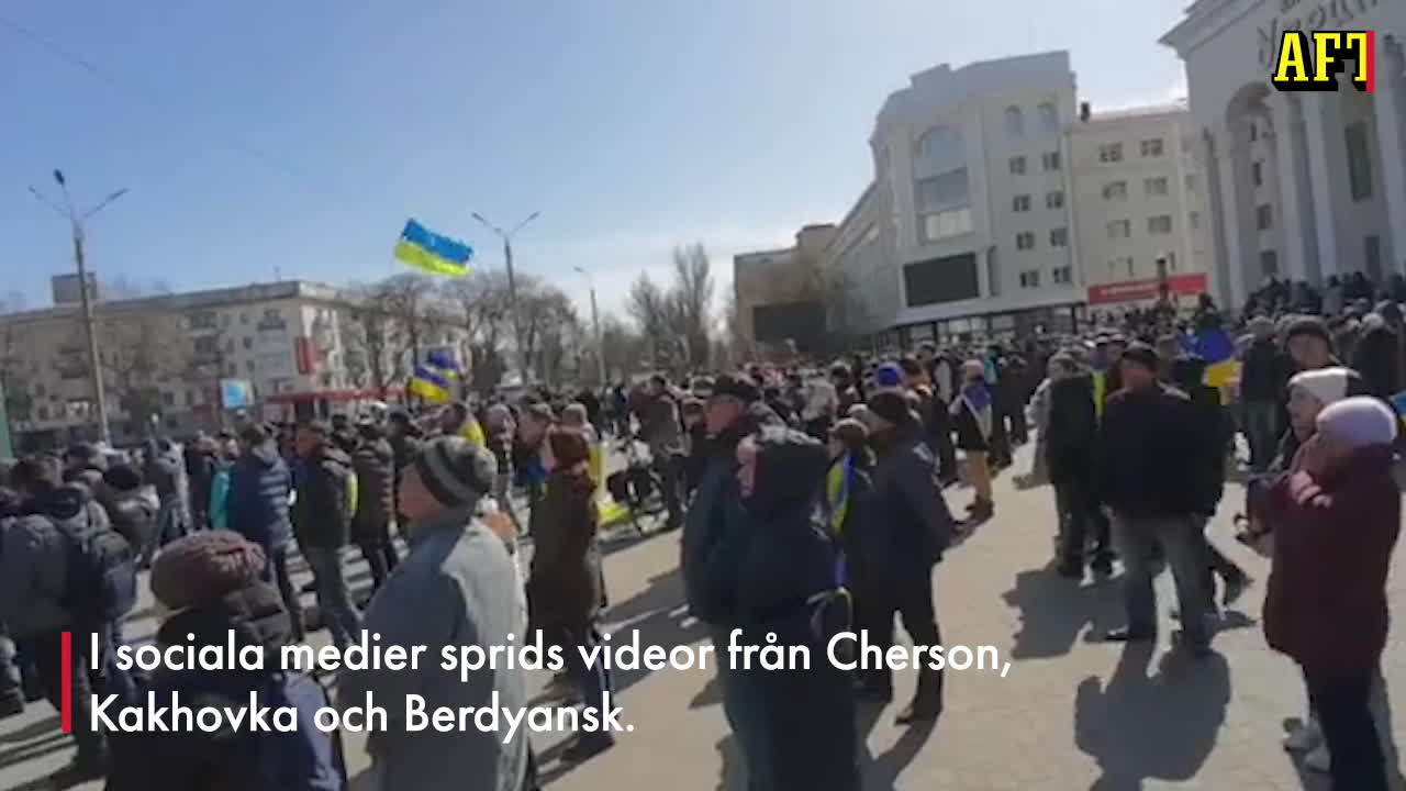 Här backar rysk militär för ukrainska demonstranter
