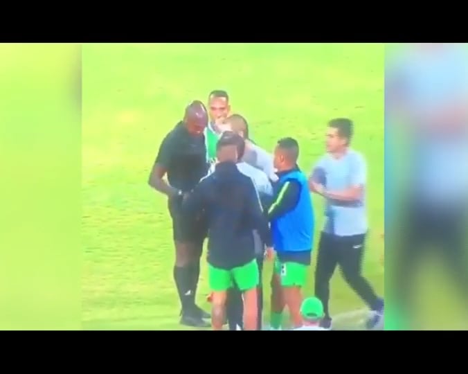 Slår till domaren – stängs av två månader