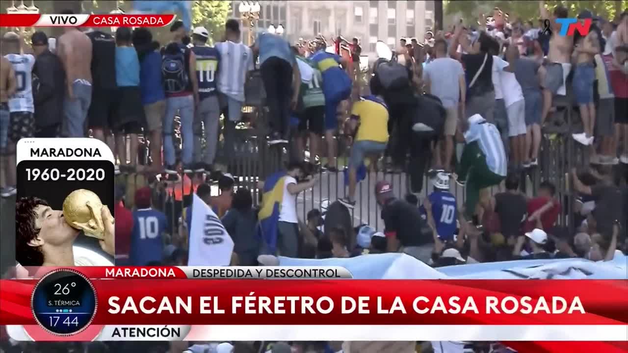 Här flyttas Maradonas kista efter kaoset