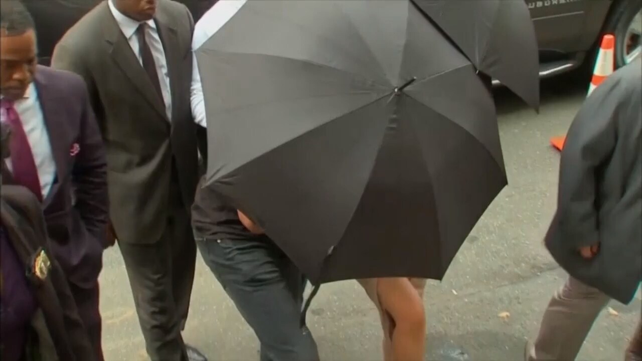 Här lämnar Cardi B över sig själv till polisen