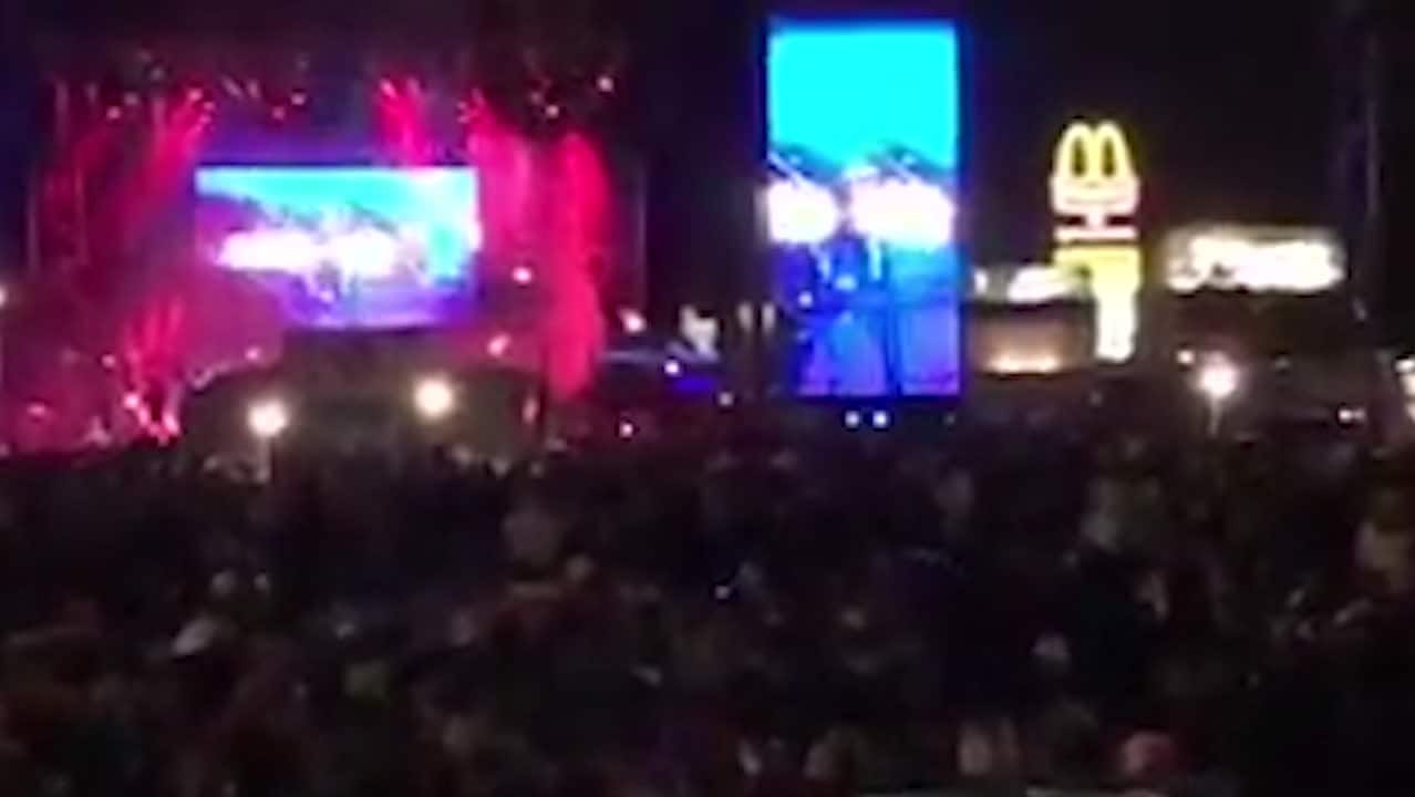 Öppnar eld med automatvapen - mitt under konserten