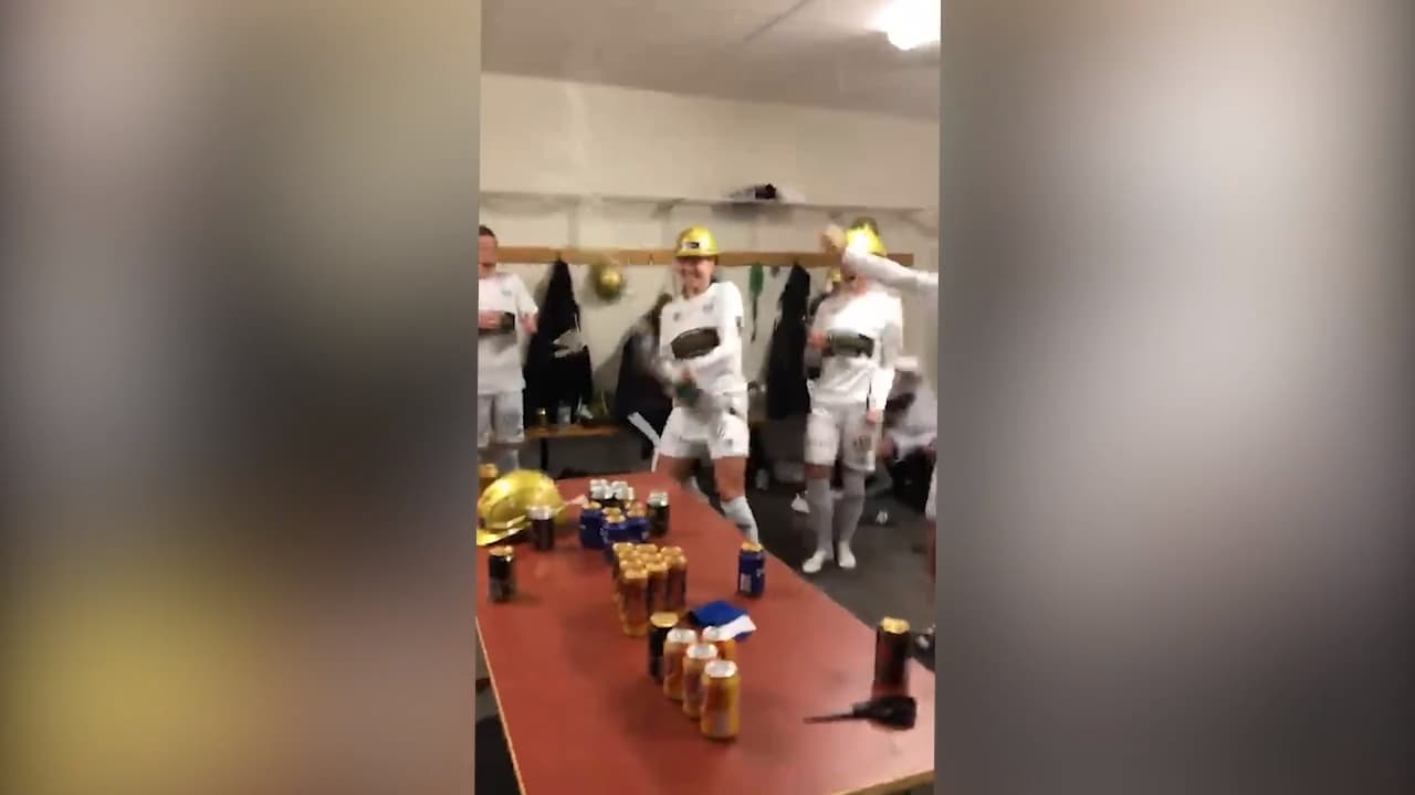 Vilda firandet i omklädningsrummet: ”Jag ramlar, men det är okej!”