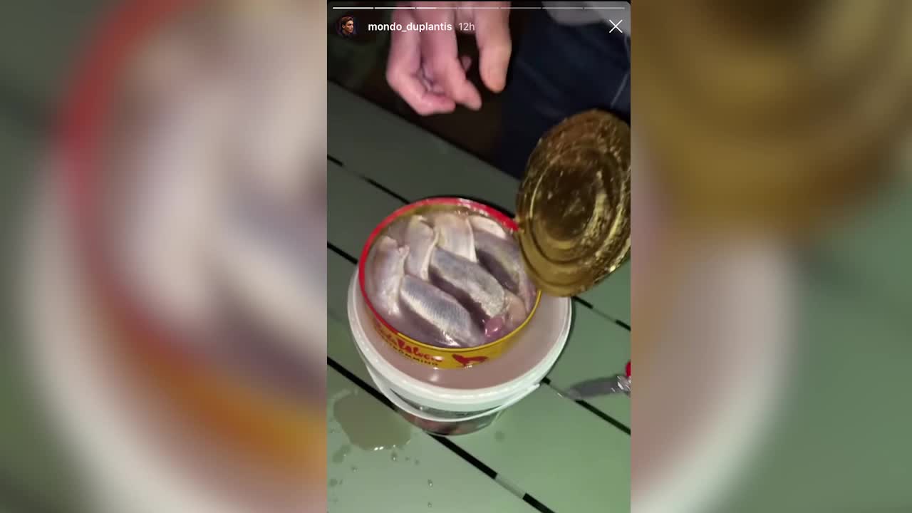 Här testar Duplantis surströmming