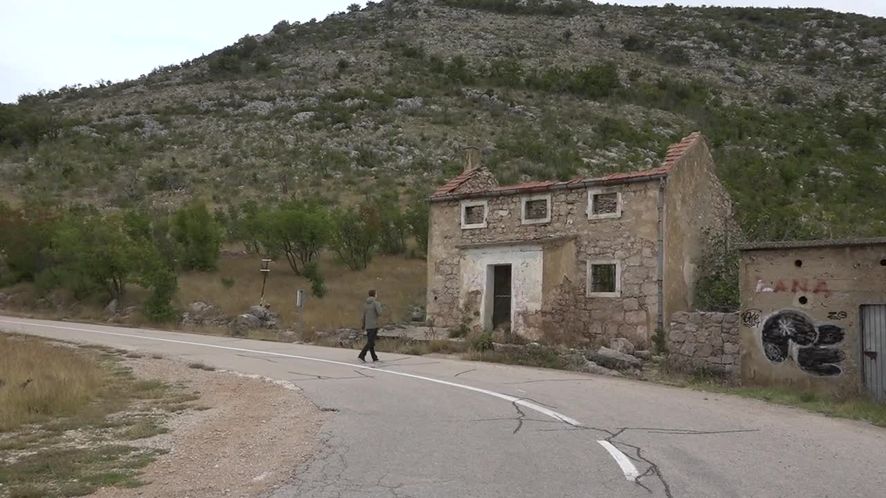 Erik Niva letar upp Luka Modrićs barndomshem - ett stenhus uppe bland bergen