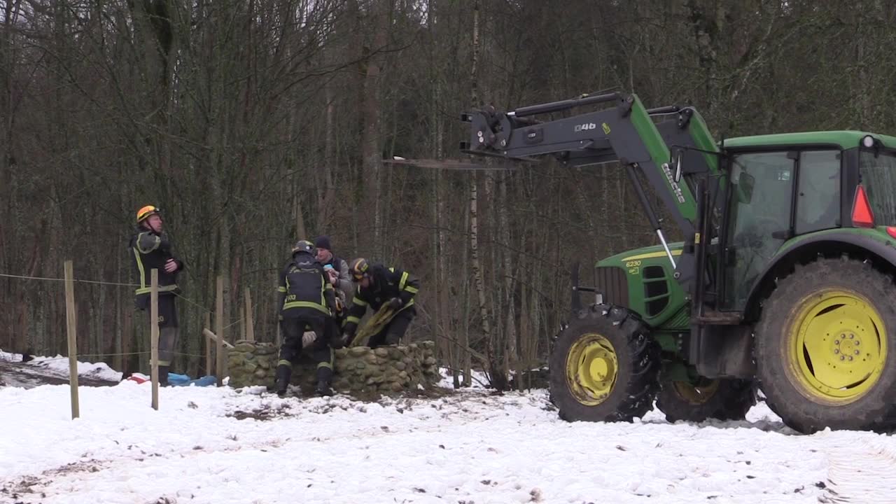 Här räddas hästen Skorpa ur brunnen