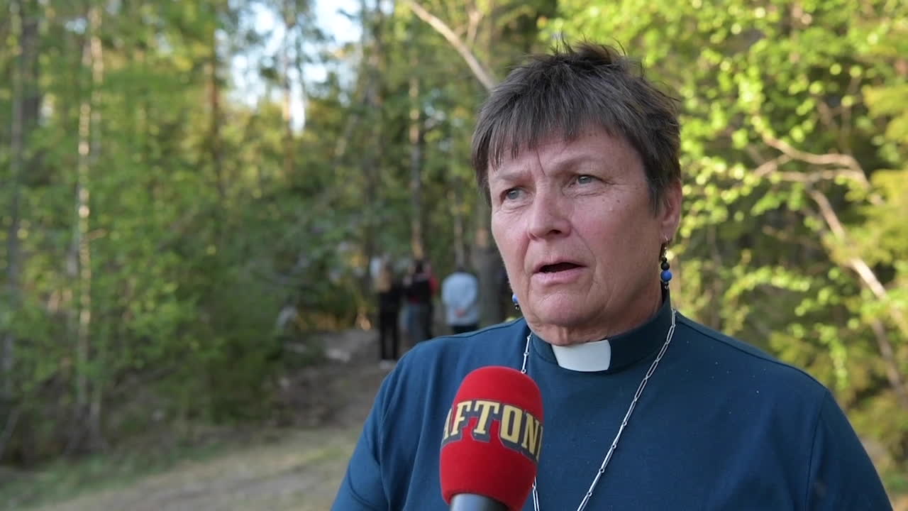 Kyrkoherde Birgit Huss på plats vid olycksplatsen i Sundsvall