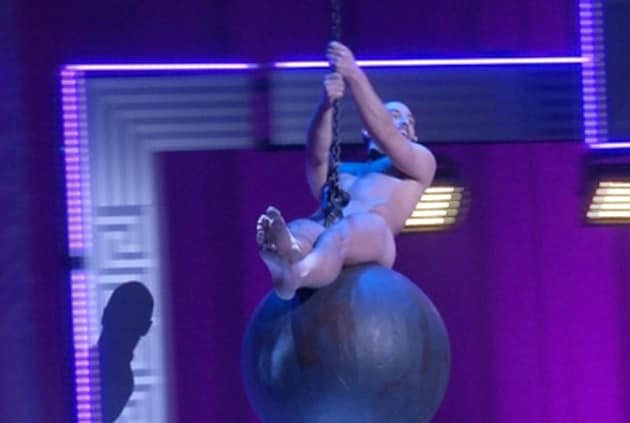 Här kommer Måns in på wrecking ball - naken