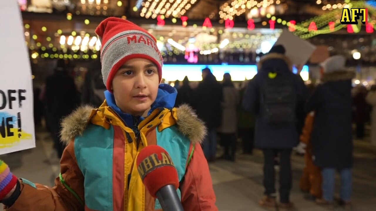 Noah, 6 år, demonstrerar på Sergels Torg: "Putin är inte så snäll"