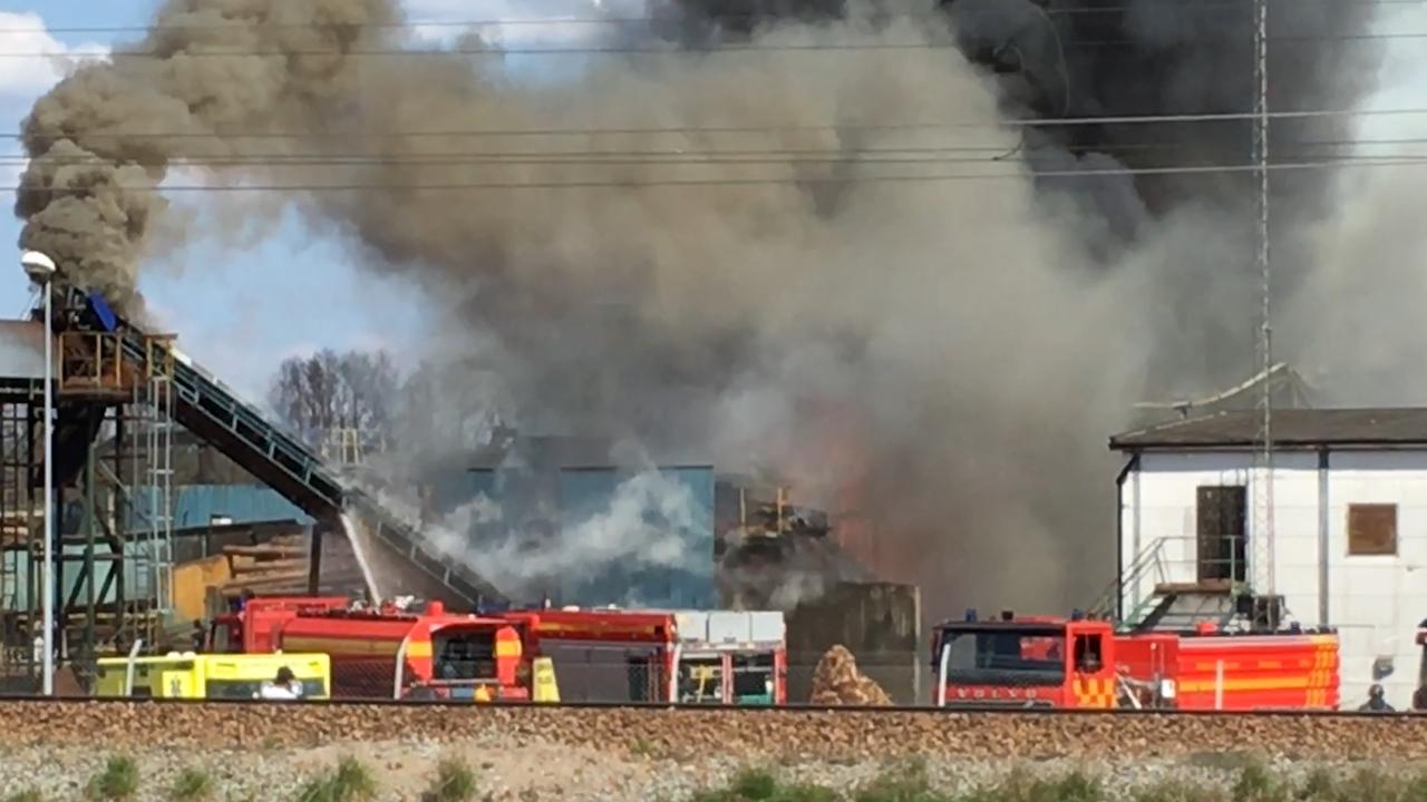 Stor spridningsrisk vid brand i sågverk