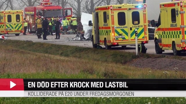 En död efter krock med lastbil