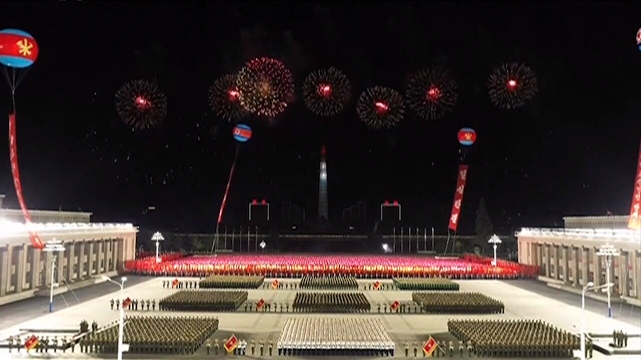 Här visar Kim Jong Un upp ett av sina största vapen