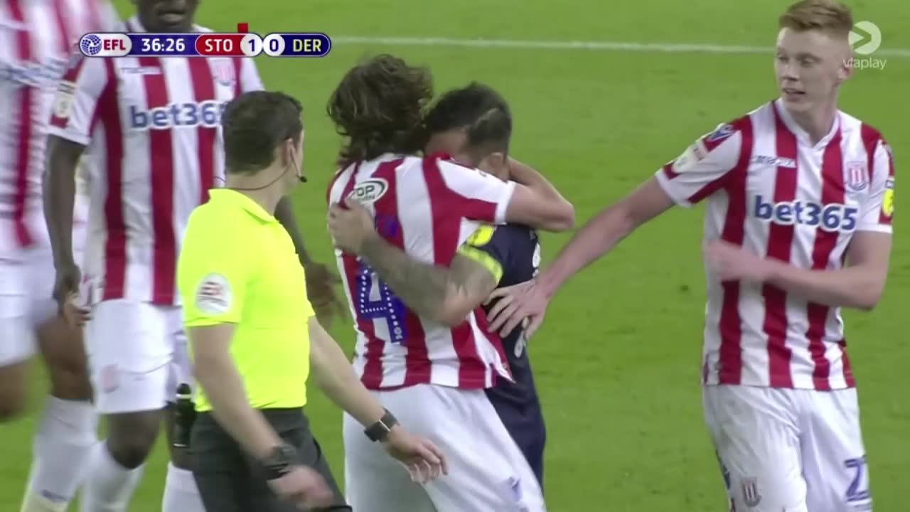 Biter tag i motståndaren i jättebråket