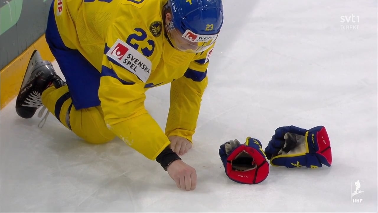 Raymond plockar upp sin tand (!) från isen i förlusten mot USA