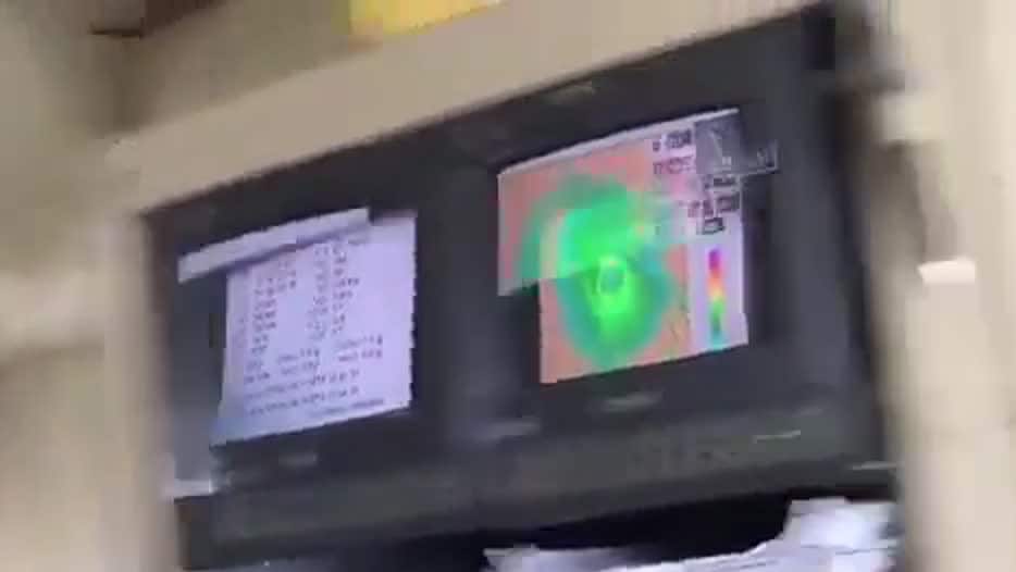 Dramatiska bilder - flyger rakt mot stormens öga