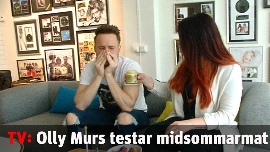 Olly Murs testar svensk midsommarmat