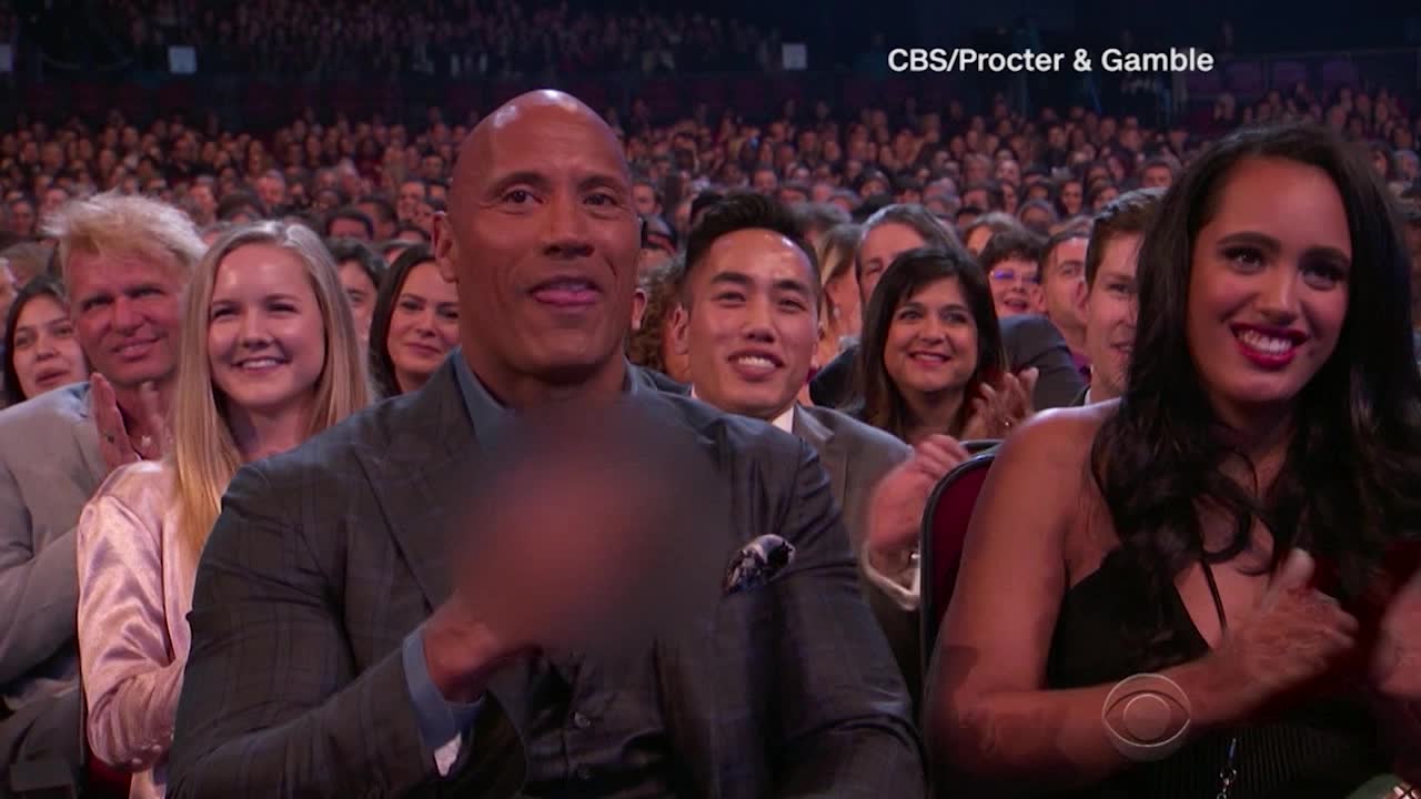 Här gör "The Rock" det förbjudna mitt under galan