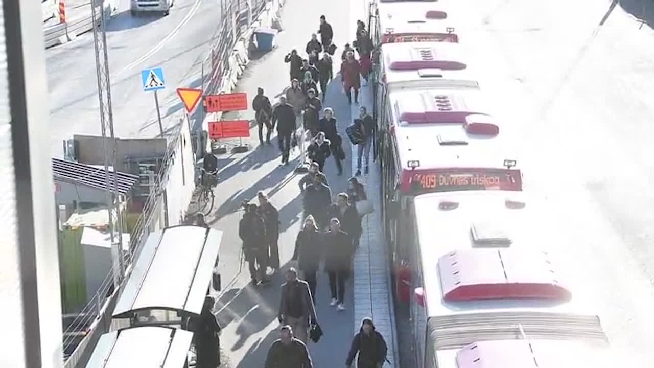 Det är helt galet - resenärer om fulla bussar i kollektivtrafiken