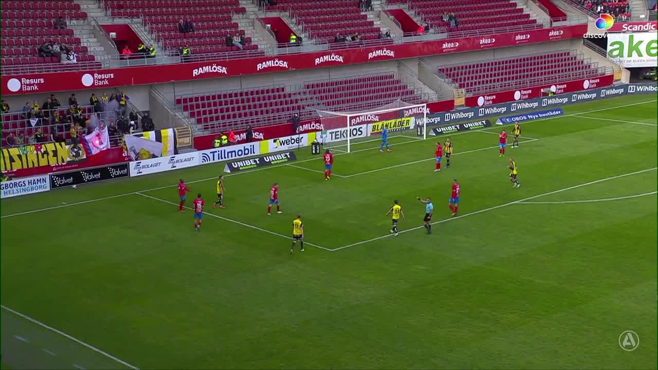 Här tänder Häcken-supportrarna eld på en Helsingborgsflagga