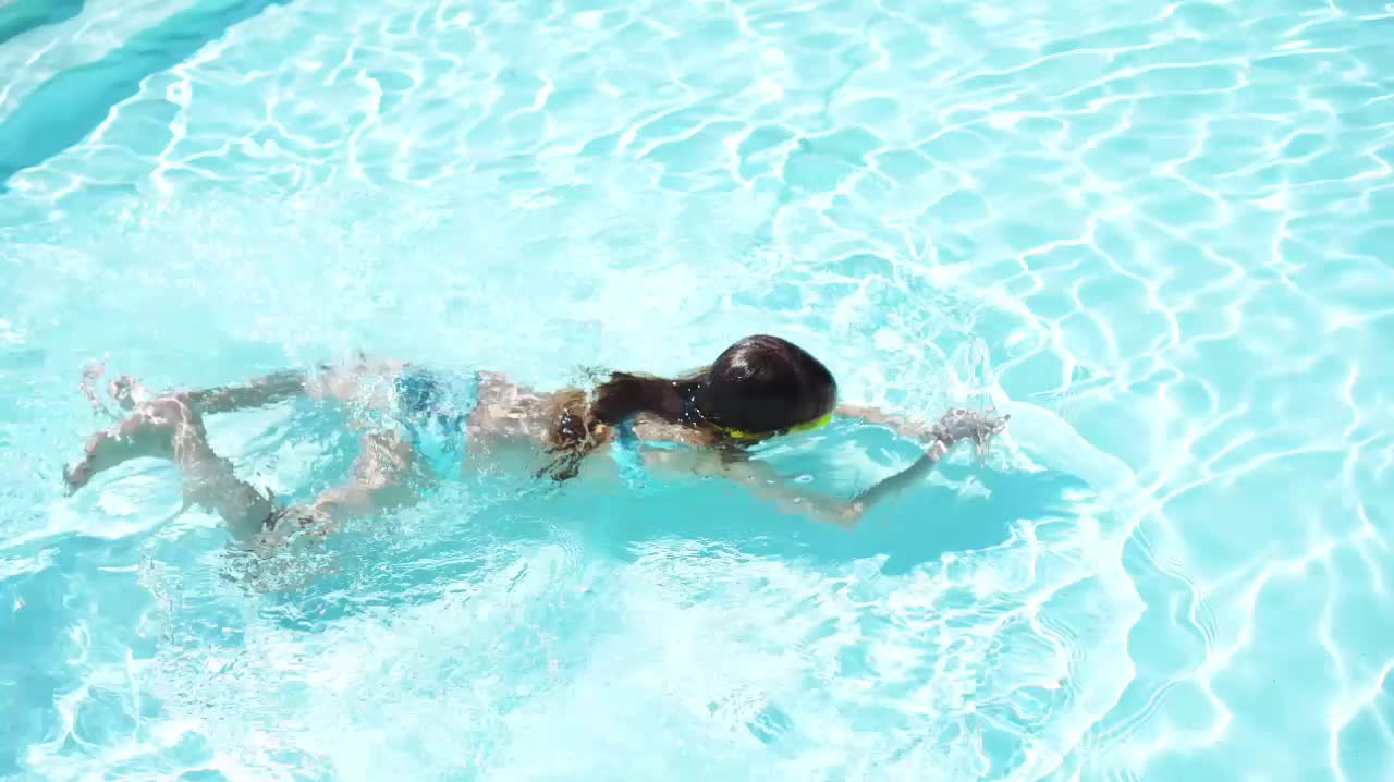 Flickan lämnades ensam vid bassängen – fick räddas två gånger