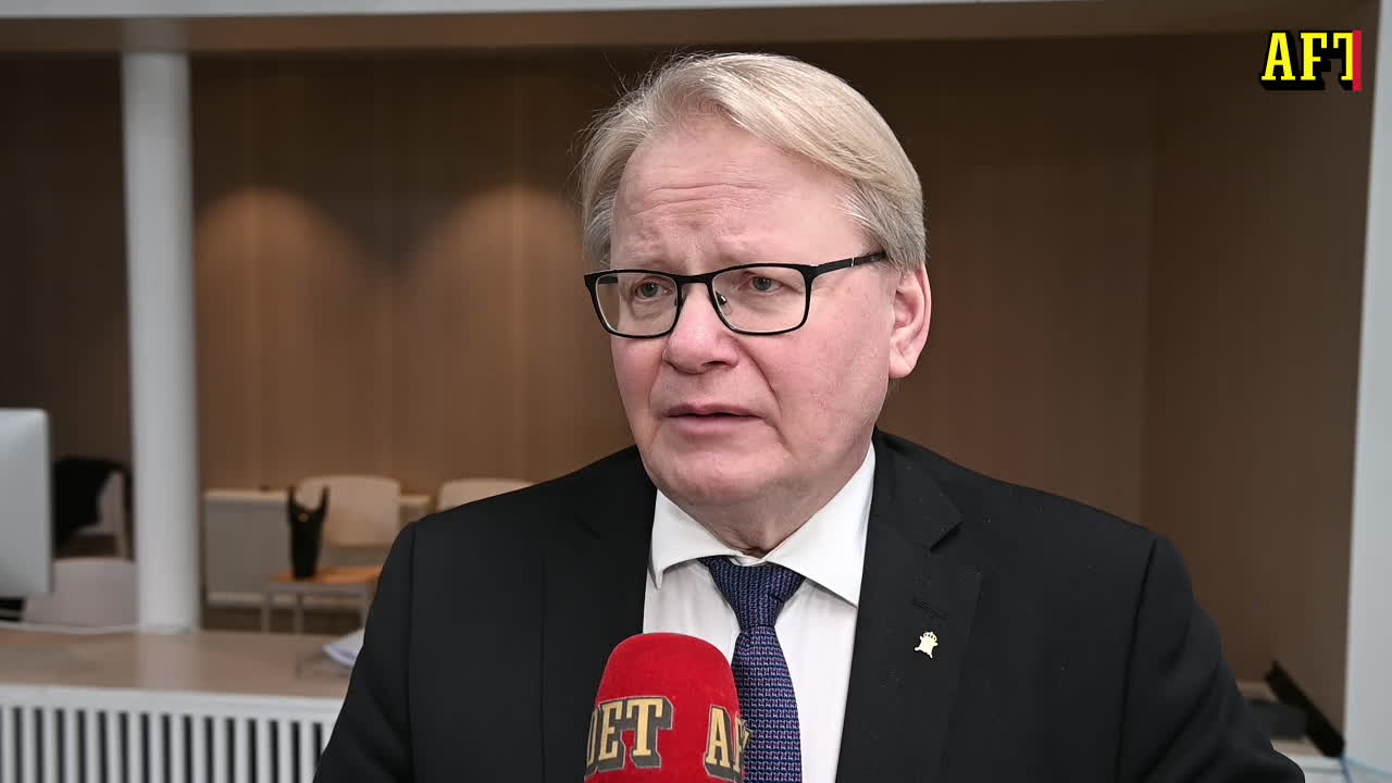 Försvarsminister Hultqvist (S): Man vill förstöra den ukrainska demokratin