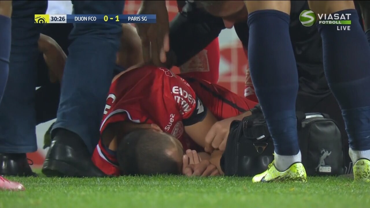 Här knockas han medvetslös av målvakten