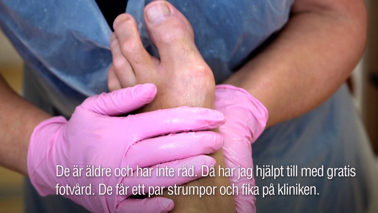 Sandra, 28, erbjuder gratis fotvård för hemlösa: ”En dag kan jag stå utan ett hem”