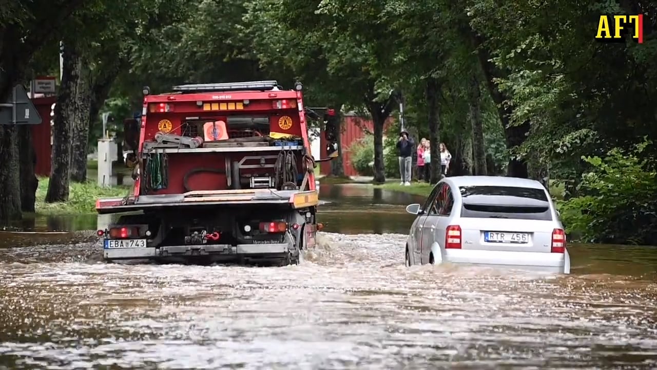 Se bilderna från regnkaoset i Gävle