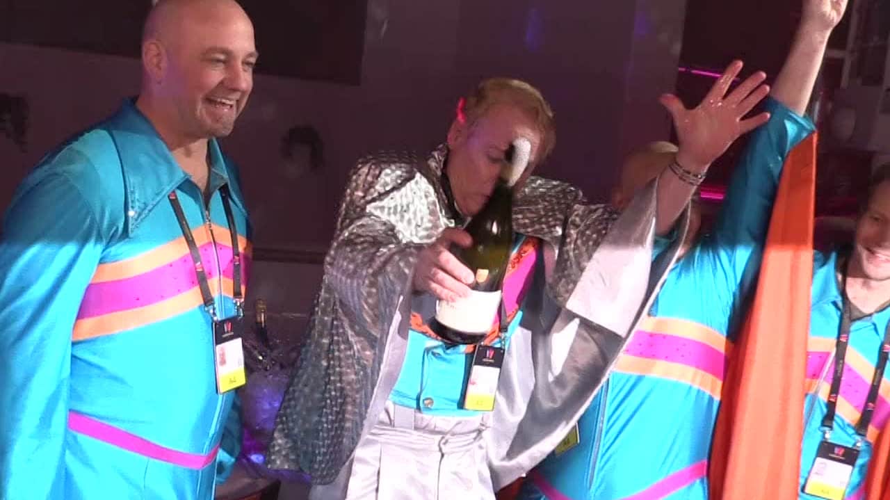 Här firar vinnarna med champagne