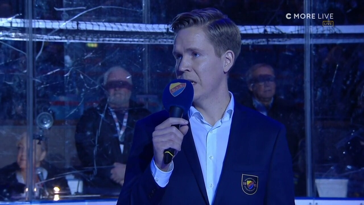 Här hyllas Engqvist inför publiken på Hovet