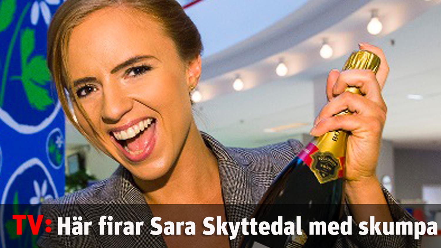 Här firar Sara Skyttedal med skumpa