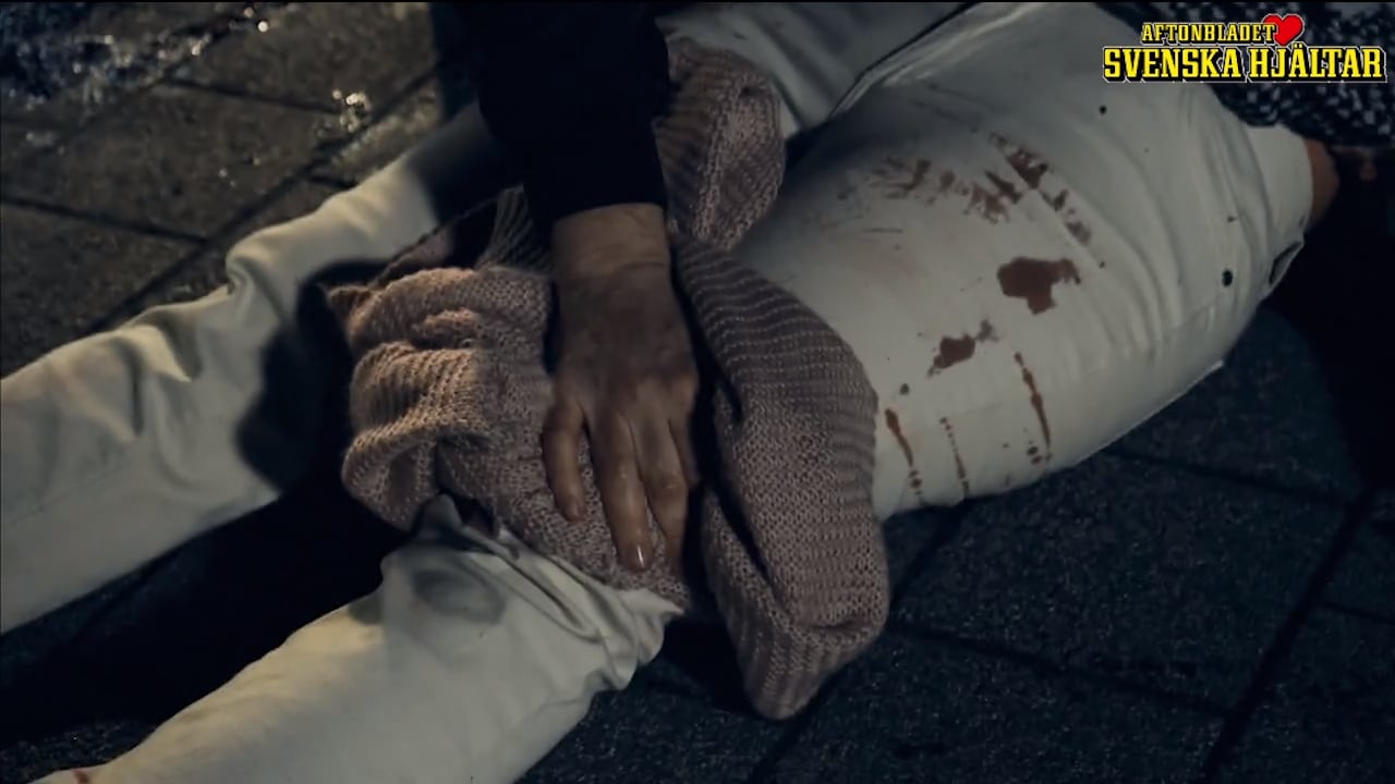 "Jag ser hur han hugger kvinnan besinningslöst"