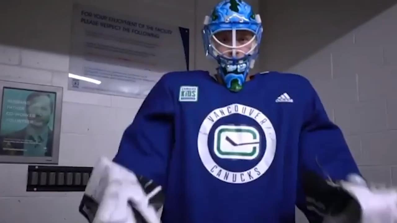 Här testar Elias stå i mål