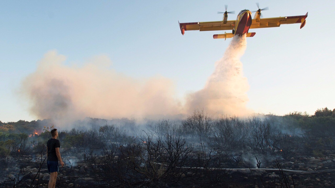 Skogsbrand i populära turistorten i Kroatien