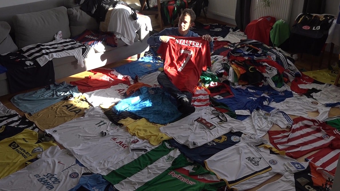 Här visar Niva upp sin enorma tröjsamling