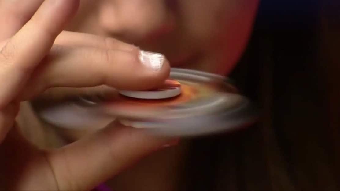 Leksaken fidget spinner kan kväva ditt barn