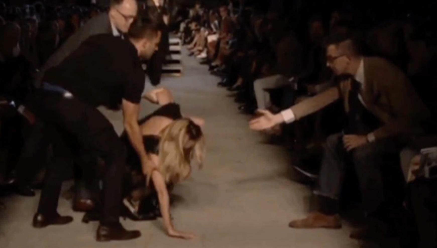 Modeller ramlar på fashion week